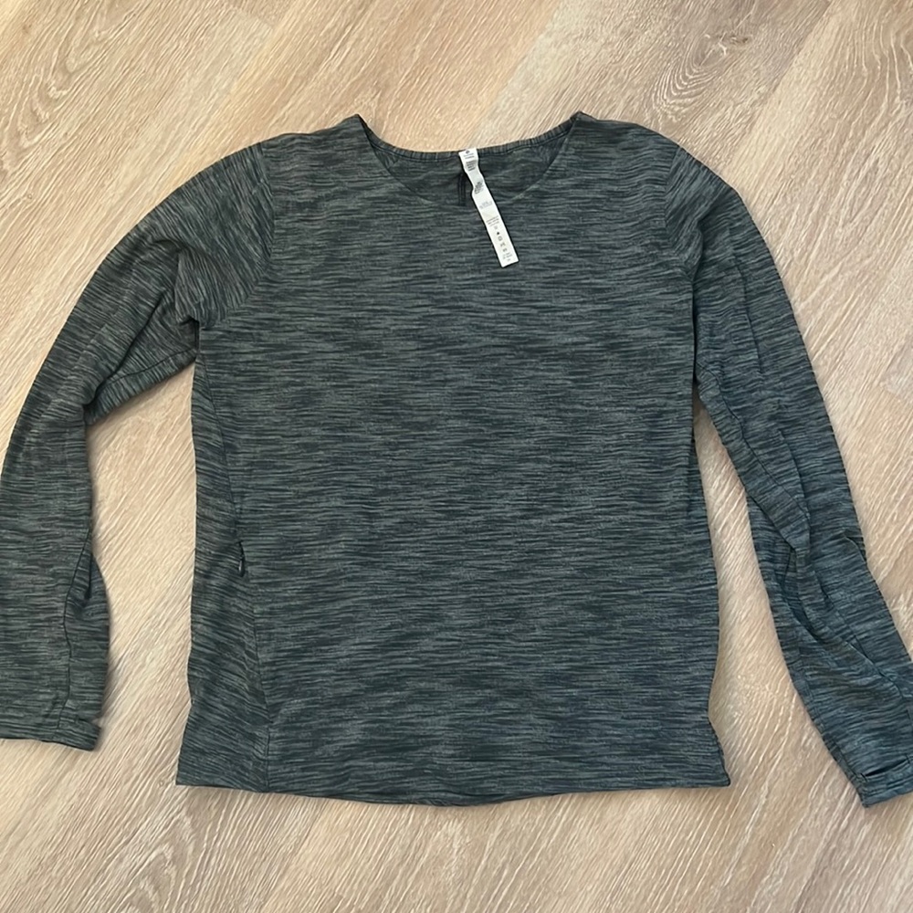 lululemon long sleeve top | size 8 | front zipper pocket and thumb holes
